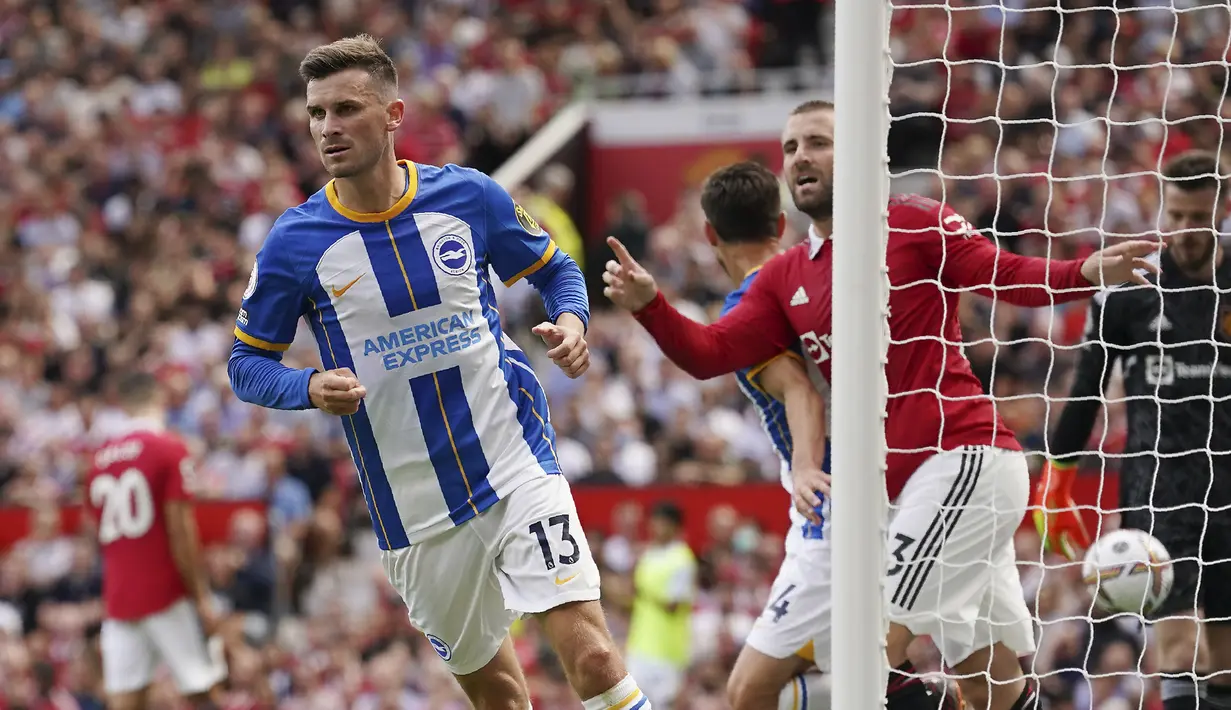 Brighton mampu mengejutkan tuan rumah dengan unggul dua gol di babak pertama. Gol pertama terjadi pada menit ke-30 lewat aksi Pascal Gross yang mampu memanfaatkan umpan tarik eks pemain MU, Danny Welbeck. (AP/Dave Thompson)