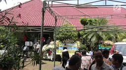 Sejumlah pelayat berdiri di luar rumah almarhum Probosutedjo yang berada di Jalan Diponegoro, Jakarta, Senin (26/3). Probosutedjo merupakan pengusaha yang juga pendiri Himpunan Pengusaha Pribumi Indonesia (Hippi). (Liputan6.com/Arya Manggala)