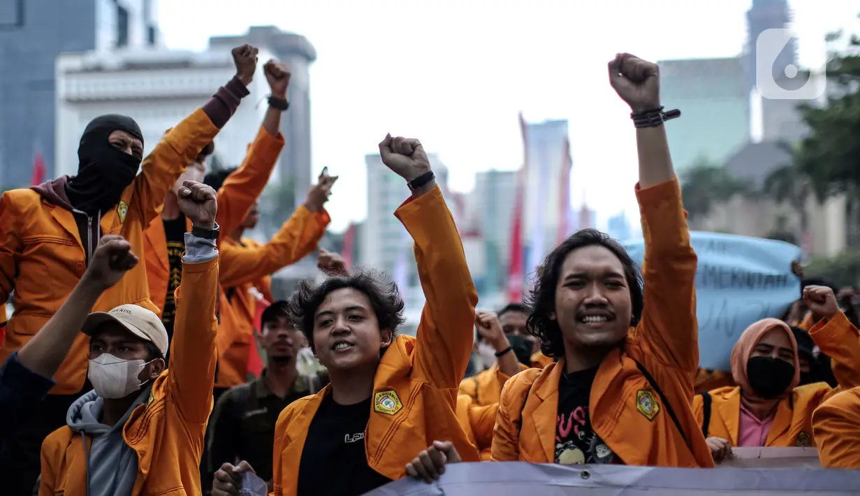 Massa yang tergabung dalam BEM Nusantara menggelar aksi di kawasan Patung Kuda, Jakarta, Kamis (1/9/2022). Dalam aksinya mereka menolak naiknya harga BBM yang dinilai merugikan rakyat kecil. (Liputan6.com/Faizal Fanani)