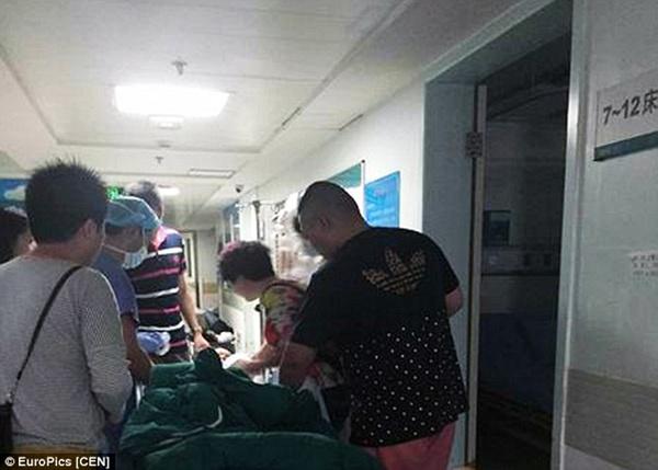 Si balita mendapat perawatan intensif di rumah sakit | Photo: Copyright dailymail.co.uk