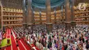 Umat muslim melaksanakan salat tarawih pertama 1 Ramadan 1445 Hijriah di Masjid Istiqlal, Jakarta, Senin (11/3/2024) malam. (Liputan6.com/Angga Yuniar)