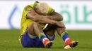 Penyerang Brasil #10 Neymar menangis setelah bereaksi setelah adu penalti saat melawan Kroasia pada perempat final Piala Dunia 2022 di Stadion Education City, Sabtu (10/12/2022) dini hari WIB. Kemungkinan besar itu merupakan ekspresi kekecewaan Neymar usai mengetahui Brasil gagal melaju ke semifinal. (AP Photo/Martin Meissner)
