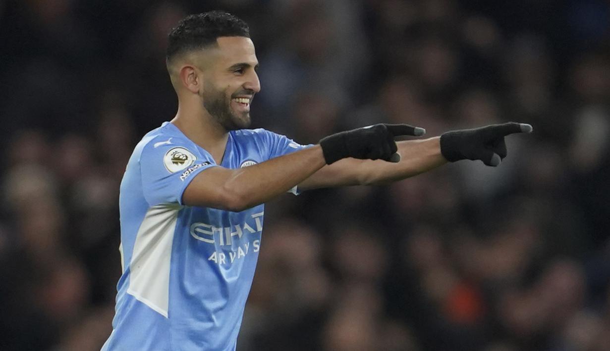 Riyad Mahrez. Pemain sayap Aljazair berusia 31 tahun yang kini memasuki musim ke-4 bersama Manchester City ini menempati posisi kedua sebagai pemain Liga Inggris pencetak gol terbanyak di semua ajang kompetisi. Hingga kini ia telah mencetak 21 gol di semua ajang dari total 35 laga. (AP/Jon Super)
