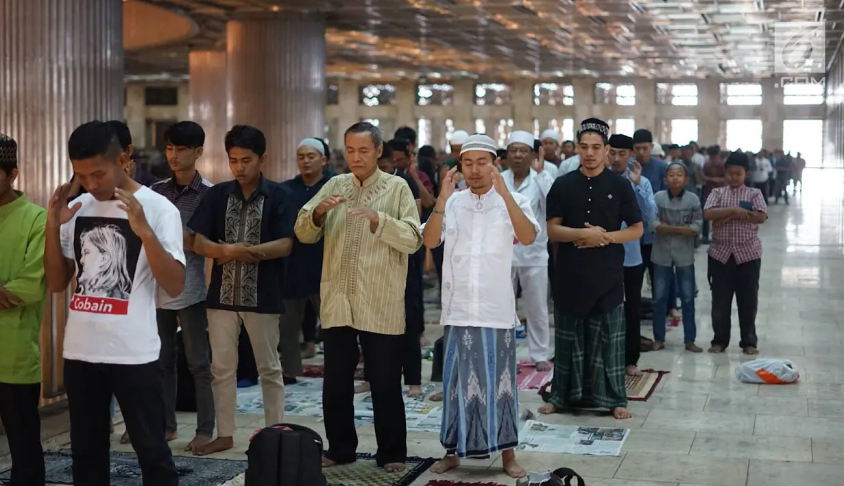 Umat muslim menunaikan salat Idul Adha di Masjid Istiqlal, Jakarta, Minggu (11/8/2019). Idul Adha 1440 Hijriah dirayakan secara nasional pada hari Minggu (11/8), serta dilanjutkan dengan pemotongan hewan kurban untuk dibagikan kepada warga. (Liputan6.com/Immanuel Antonius)