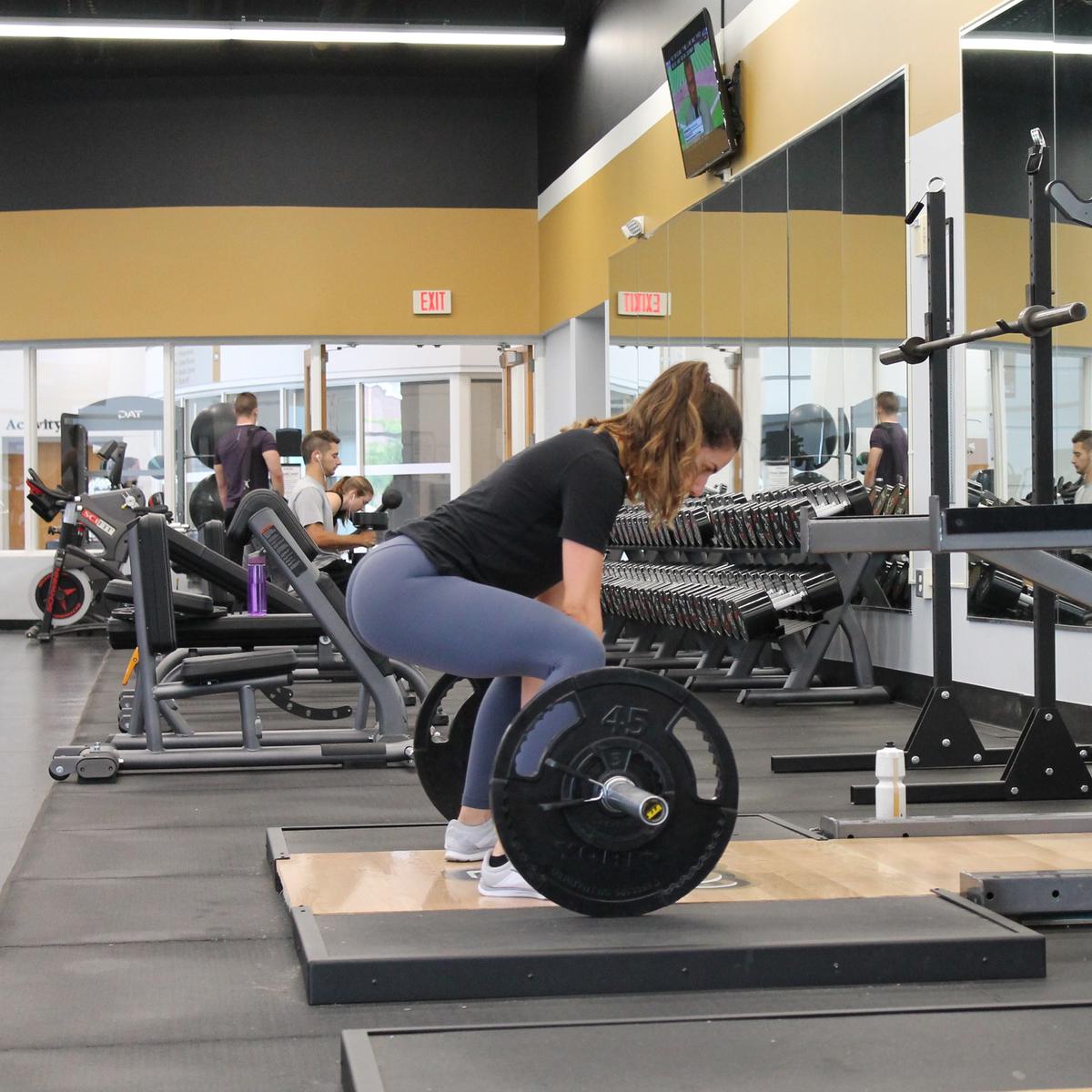 Contoh ilustrasi perempuan melakukan deadlift