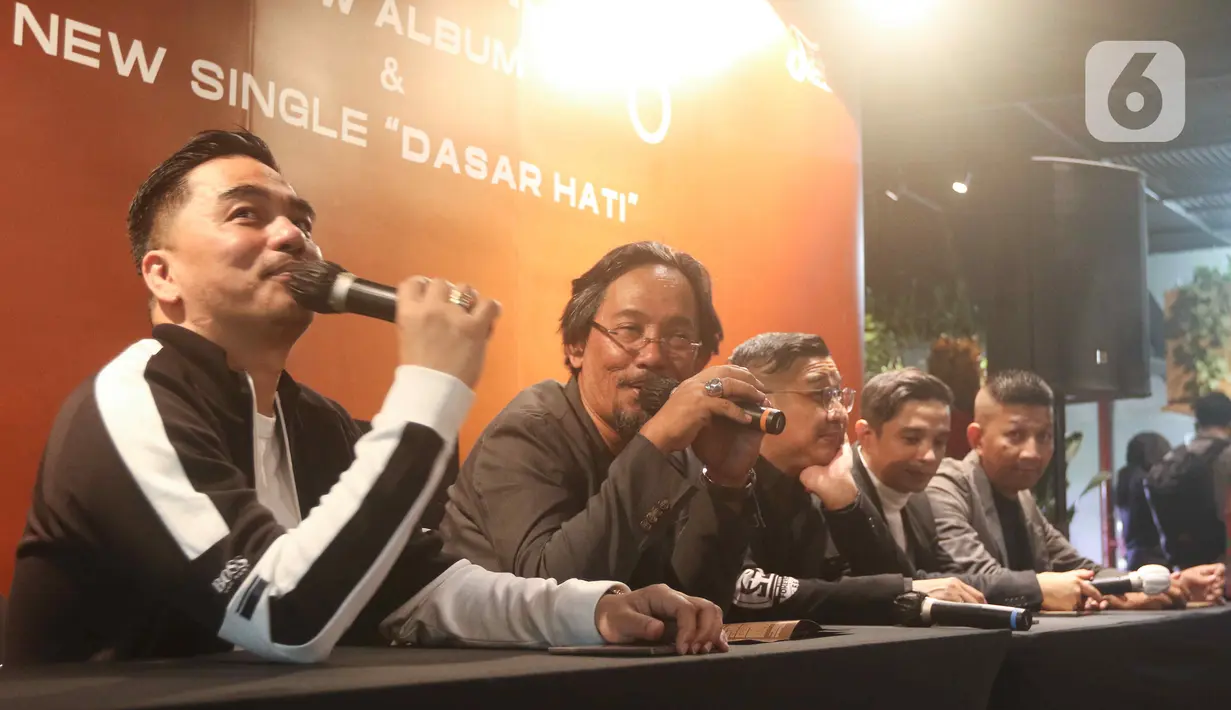 Enda selaku gitaris band Ungu memberikan keterangan saat meluncurkan album terbaru Self-titled di Gedung Sarinah, Jakarta, Selasa (6/9/2022). Dua buah single di dalamnya, merupakan proyek kolaborasi dengan Lesti Kejora dan Rhoma Irama. Peluncuran album baru ini menandai kembalinya Ungu ke dunia musik usai pandemi Covid-19 melandai. (Liputan6.com/Herman Zakharia)