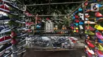 Pedagang sepatu menata barang dagangannya di Tanah Abang, Jakarta Selasa (5/1/2021). Pemerintah mengalokasikan anggaran untuk program pemulihan ekonomi nasional (PEN) 2021 mencapai Rp 403,9 triliun, naik dari rencana sebelumnya sebesar Rp372,3 triliun. (Liputan6.com/Johan Tallo)