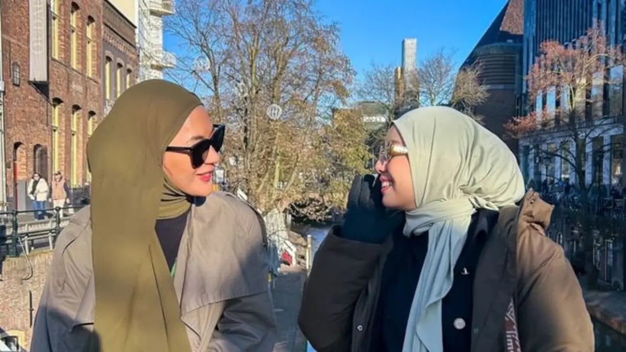 Tya Ariestya dan Paula Verhoeven saat Liburan di Belanda (credit: https://www.instagram.com/tya_ariestya/).