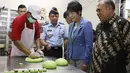 Menteri Kehakiman Jepang Yoko Kamikawa melihat adonan roti buatan tahanan Lapas Jakarta di Cipinang, Jakarta, Sabtu (9/9). Kedatangannya tersebut untuk melihat dan belajar berbagai hal dari pengelolaan Lapas di Jakarta. (Liputan6.com/Angga Yuniar)
