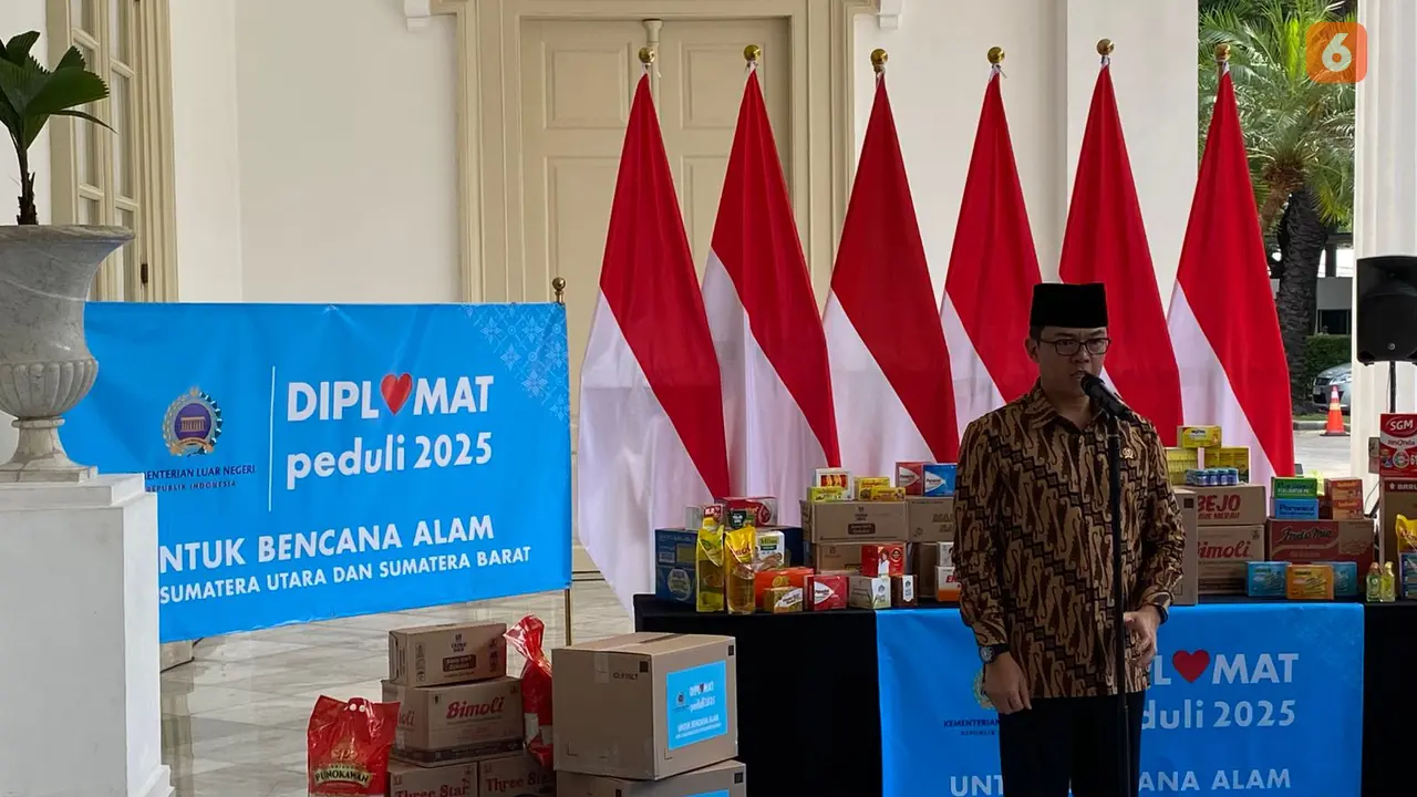 Menteri Luar Negeri RI Sugiono menyerahkan secara simbolik bantuan kemanusiaan untuk korban banjir Sumatera pada Jumat (5/12/2025) di Gedung Pancasila, Jakarta. (Dok. Liputan6.com/Teddy Tri Setio Berty)