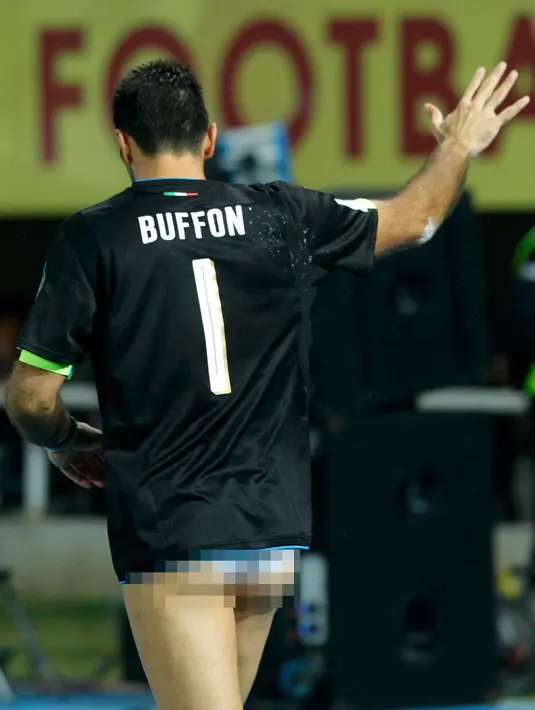 Gianluigi Buffon, kiper Timnas Italia hanya mengenakan celana dalam keluar dari lapangan setelah pertandingan Kualifikasi Piala Dunia 2018 grup G, Skopje, Macedonia, Minggu (9/10). (REUTERS/Ognen Teofilovski)