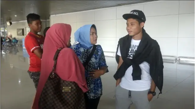 Momen haru di Bandara Internasional Juanda pada Selasa, (2/2/2016), kala keluarga melepas kepergian Evan Dimas menuju Jakarta. Malam ini Evan akan bertolak ke Spanyol untuk bergabung bersama tim Espanyol B.