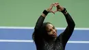 <p>Petenis Amerika Serikat, Serena Williams memberi isyarat kepada para penggemar setelah kalah dari Ajla Tomljanovic dari Austrailia pada putaran ketiga kejuaraan tenis AS Terbuka di New York (2/9/2022). Serena Williams kalah dari Ajla Tomljanovi 5-7, 7-6 (4), 1-6. (AP Photo/Frank Franklin II)</p>