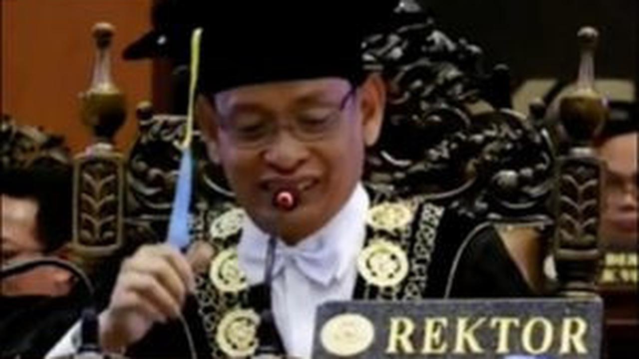 Belum berhenti di sana, pihak kampus melalui Rektor turut memberikan hadiah spesial. <br>