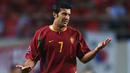 4. Luis Figo (Portugal), winger ini meraih gelar Ballon'd'Or pada tahun 2000. Sepanjang kariernya mengoleksi 23 gelar bersama Sporting CP, Barcelona, Real Madrid, dan Inter Milan, namun belum pernah meraih gelar bersama negaranya. (AFP/Christophe Simon)