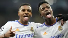 Pemain Real Madrid Rodrygo (kiri) melakukan selebrasi dengan Vinicius Junior usai mencetak gol ke gawang Shakhtar Donetsk pada pertandingan grup D Liga Champions di Stadion Olympiyskiy, Kyiv, Ukraina, Selasa (19/10/2021). Real Madrid menang 5-0. (AP Photo/Efrem Lukatsky)