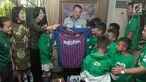 Menpora Imam Nahrawi saat menyambut kedatangan delapan pemain terbaik MILO Football Championship 2018 di Rumah Dinas Menteri Pemuda dan Olahraga Republik Indonesia, Jakarta (5/10). (Liputan6.com/Rizky)