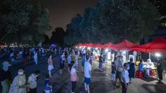 Warga mengantre untuk tes virus corona Covid-19 di Wuhan di provinsi Hubei tengah China (3/8/2021). Otoritas di Kota Wuhan, China menggelar tes COVID-19 massal bagi seluruh populasinya.  (AFP/STR)