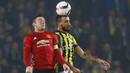 Penyerang Manchester United, Wayne Rooney, duel udara dengan gelandang Fenerbahce, Mehmet Topal, pada laga Liga Europa di Saracoglu Stadium, Turki, Kamis (3/11/2016). MU kalah 1-2 dari Fenerbahce. (Reuters/Murad Sezer)
