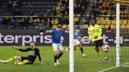 Bermain tanpa Erling Haaland yang cedera, Borussia Dortmund tampil tertekan dan secara mengejutkan takluk 2-4 dari tim tamu. (AP/Martin Meissner)