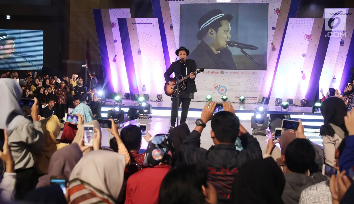 Aksi panggung Virgoun saat menghibur peserta Emtek Goes To Campus 2018 di Universitas Negeri Semarang (UNNES), Semarang, Rabu (18/7). Virgoun membawakan 3 lagu salah satunya Bukti dan Cinta untuk Starla. (Liputan6.com/Herman Zakharia)