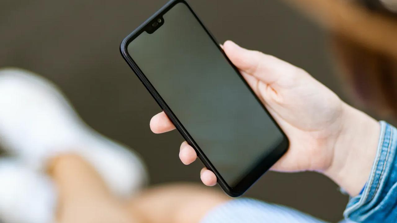 Banyak orang yang mengaku bahwa dirinya tidak bisa lepas dari layar smartphone sehari saja.