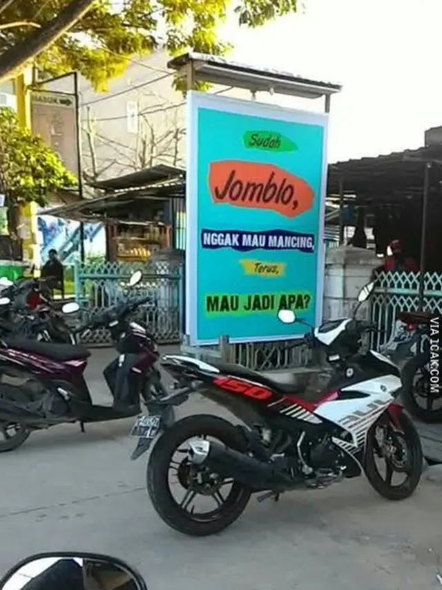 6 Spanduk Khusus Untuk Jomblo Ini Bikin Elus Dada