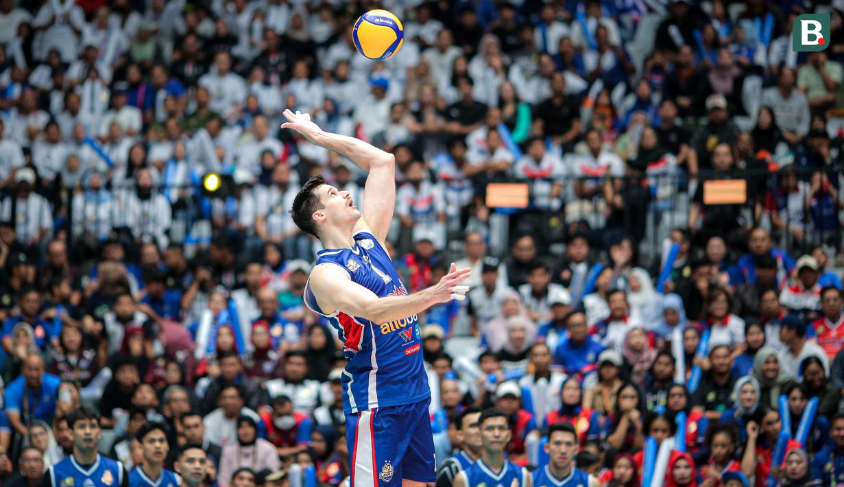 <p>Pemain Jakarta LavAni Allobank Electric, Renan Buiatti melepaskan serve saat menghadapi Jakarta Bhayangkara Presisi pada laga grand final PLN Mobile Proliga 2024 di Indonesia Arena, Senayan, Jakarta, Minggu (21/7/2024). Jakarta LavAni Allobank Electric kalah 1-3 (30-28, 22-25, 22-25 dan 23-25). (Bola.com/Bagaskara Lazuardi)</p>