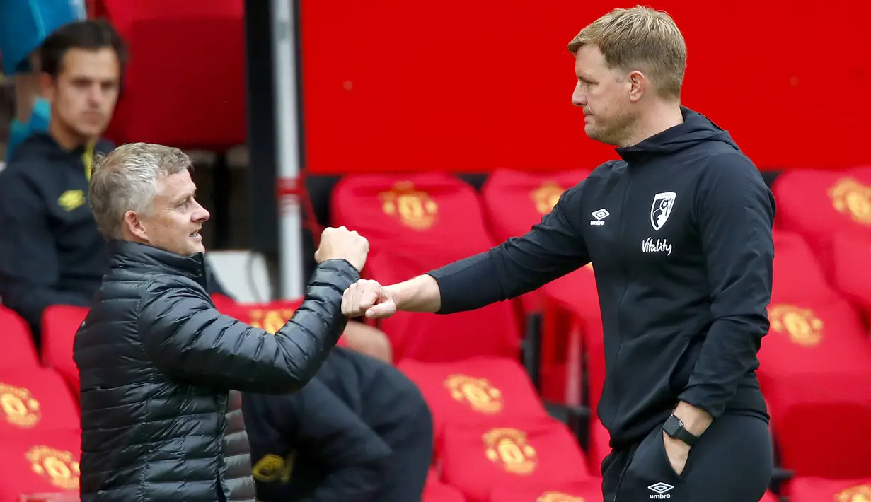 Manajer Manchester United Ole Gunnar Solskjaer (kiri) dan Manajer Bournemouth Eddie Howe berbicara usai pertandingan Premier League di Stadion Old Trafford, Manchester, Inggris, Sabtu (4/7/2020). Manchester United menang 5-2 atas Bournemouth. (Clive Brunskill/Pool via AP)