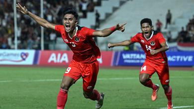 Penyerang Timnas Indonesia U-22 Muhammad Ramadhan Sananta (kiri) berselebrasi setelah mencetak gol ke gawang Thailand pada babak pertama final SEA Games 2023 di National Olympic Stadium, Kamboja, Selasa (16/5/2023). (Photo by MOHD RASFAN / AFP)