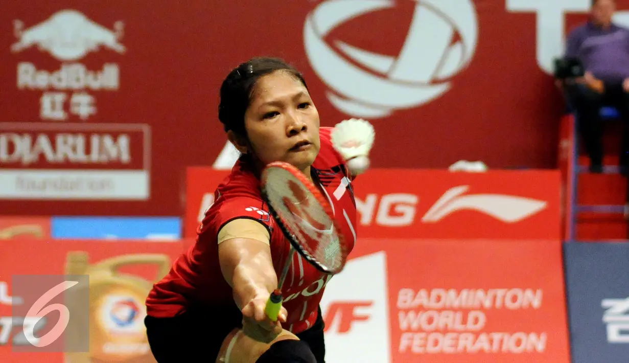 Pebulutangkis tunggal putri Indonesia, Lindaweni Fanetri menahan smesh Soraya De VischEijbergen (Belanda) di Total BWF Championships 2015 di Jakarta, Senin (10/8/2015). Lindaweni unggul 21-13 dan 21-15. (Liputan6.com/Helmi Fithriansyah)