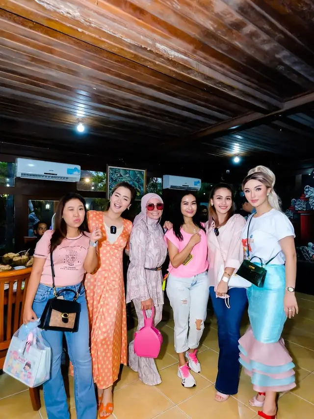 Penampilannya Dipuji, Ini 7 Gaya Zaskia Gotik Saat Rayakan Ulang Tahun Pertama Anaknya