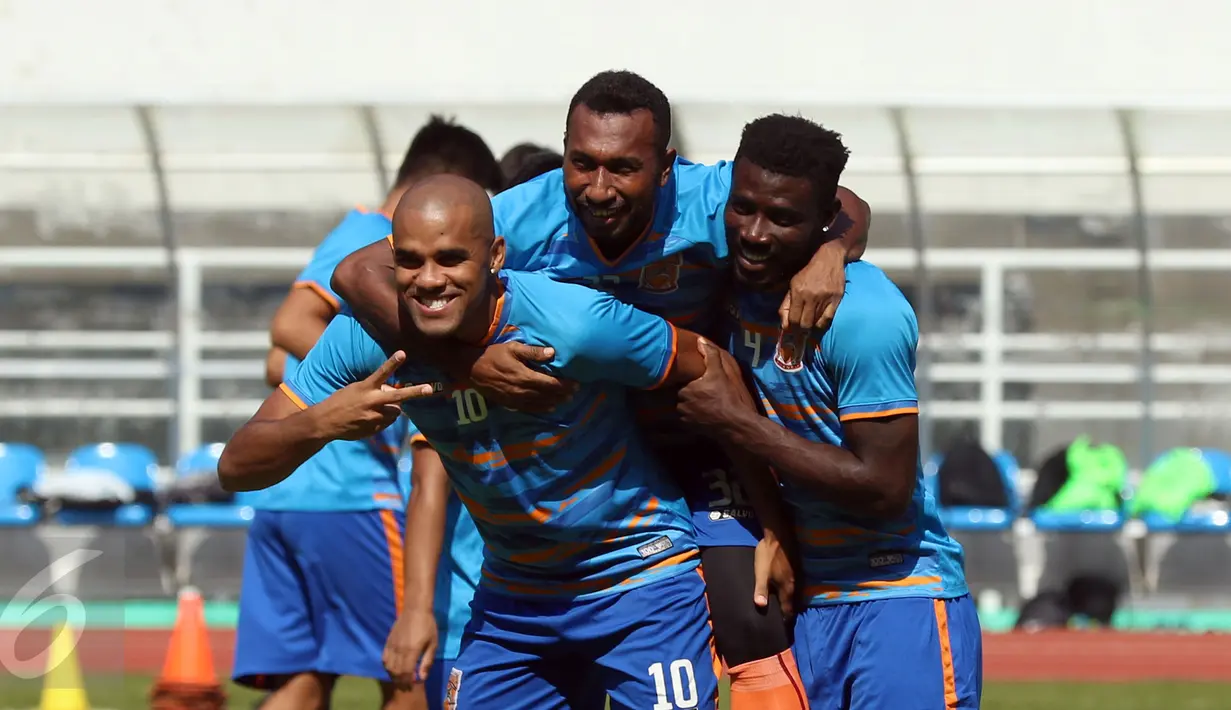 Pemain PBFC. Patrich Wanggai (tengah) berfoto dengan rekan setimnya jelang latihan resmi final Piala Presiden 2017 di Stadion Pakansari, Kab Bogor, Sabtu (11/3). Di final, PBFC akan melawan Arema FC, Minggu (12/3). (Liputan6.com/Helmi Fithriansyah) 