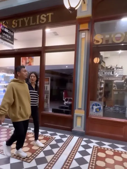 Meski liburan, gaya pasangan ini nampak seperti warga lokal [@anissaaziza]