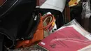 Barang bukti tas mewah milik bos First Travel ditampilkan saat sidang di PN Kota Depok, Jawa Barat, Senin (23/4). Sebagian barang bukti tersebut ditempatkan diberbagai wadah seperti koper, kardus, atau. kontainer plastik. (Liputan6.com/Herman Zakharia)