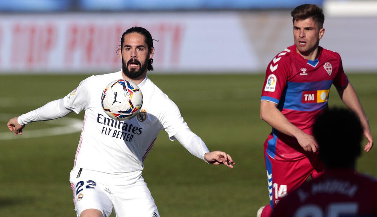 Gelandang Real Madrid, Isco, mengontrol bola saat melawan Elche pada laga Liga Spanyol di Stadion Alfredo di Stefano, Sabtu (13/3/2021). Real Madrid menang dengan skor 2-1. (AP/Bernat Armangue)
