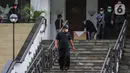 Suasana pelayat pelepasan jenazah Glenn Fredly di Gereja Sumber Kasih, Lebak Bulus, Jakarta, Kamis (9/4/2020). Glenn Fredly meninggal dunia pada 8 April 2020 malam di sebuah rumah sakit di Jakarta Selatan. (Liputan6.com/Faizal Fanani)