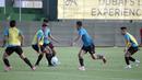 Sejumlah pemain Timnas Indonesia tampak fokus saat menjalani materi latihan yang diberikan dengan menggunakan setengah lapangan permainan. (Foto: Dokumentasi PSSI)