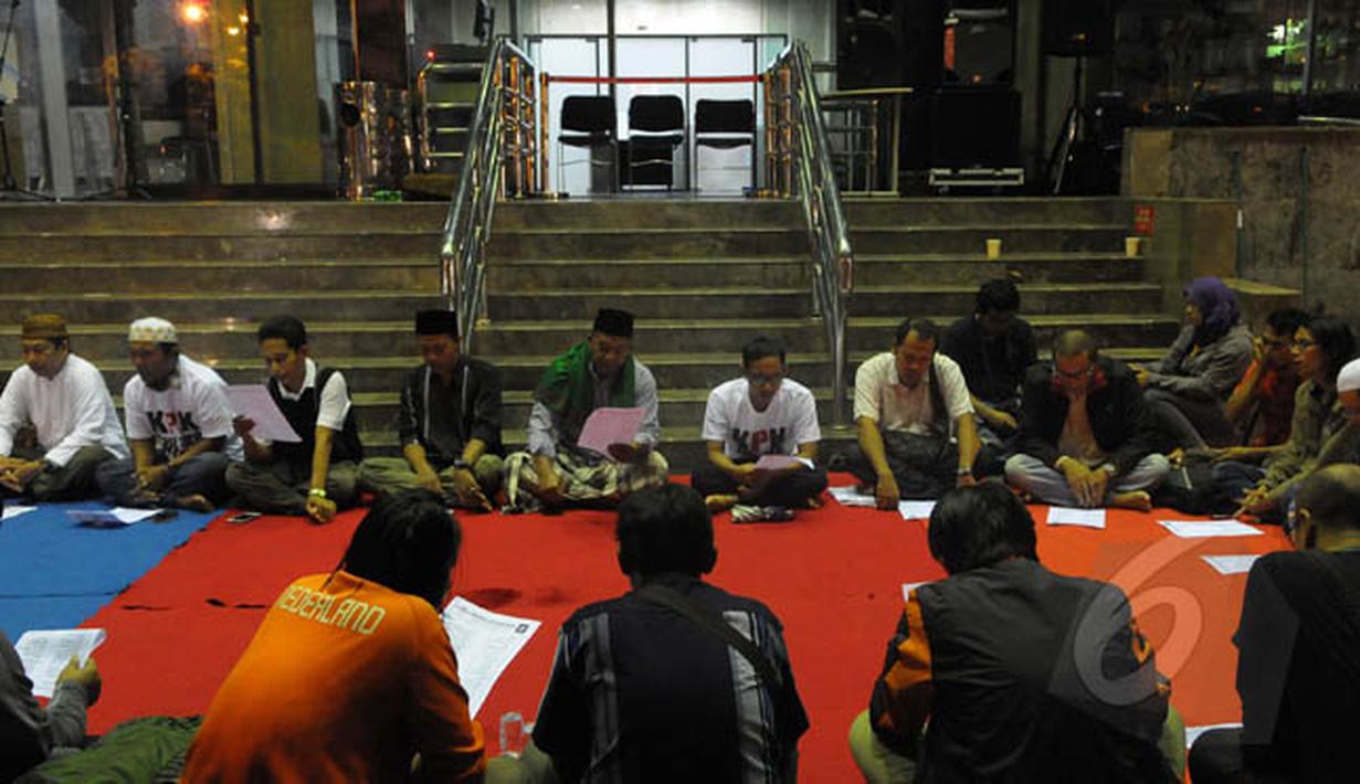 Sejumlah masyarakat menggelar istighosah di halaman Gedung KPK, Jakarta, Minggu (1/2/2015). Istighosah dilakukan sebagai bentuk dukungan kepada Komisi Pemberantasan Korupsi (KPK)‎. (Liputan6.com/Andrian M Tunay)