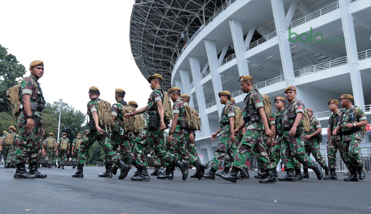 Personel TNI bersiap mengamankan Laga grup H Piala AFC 2018 di Stadion Utama GBK, Senayan, Jakarta (28/2/2018). Laga ini mempertemukan Persija dan Tampines Rovers.. (Bola.com/Nick Hanoatubun)