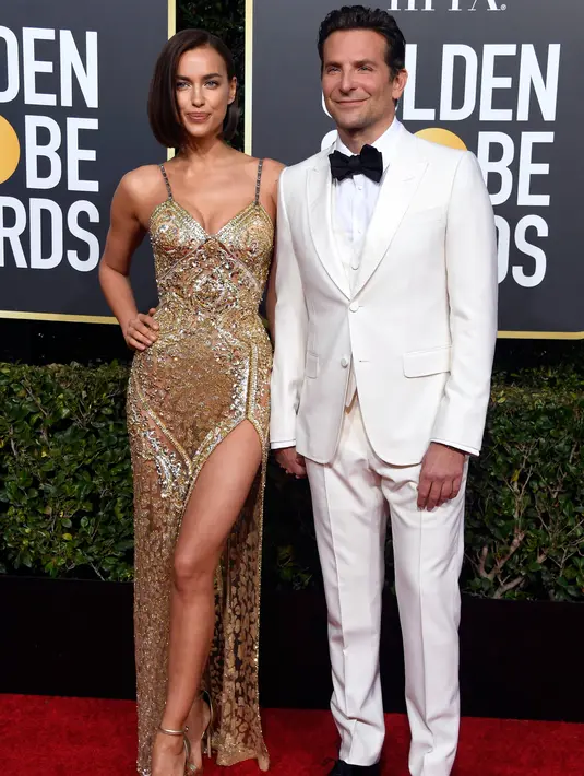 Model Rusia, Irina Shayk dan aktor Bradley Cooper bergandengan tangan saat berpose di karpet merah Golden Globe Awards ke-76 di Beverly Hills, California (6/1). (Frazer Harrison/Getty Images/AFP)