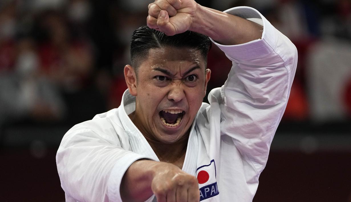Cabang olahraga karate sendiri memulai debutnya di Olimpiade Tokyo 2020 ini. Ada dua nomor yang dilombakan yaitu kata dan kumite. Dalam nomor kata, atlet melakukan serangkaian gerakan defensif dan ofensif yang menargetkan lawan yang tidak ada. (Foto: AP/Vincent Thian)