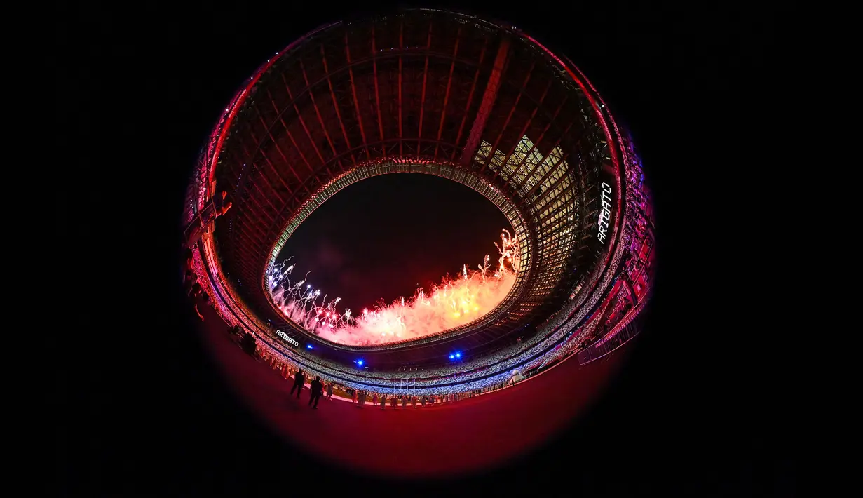 Kembang api di sekitar Stadion Olimpiade saat upacara penutupan Olimpiade Tokyo 2020, Tokyo, pada 8 Agustus 2021. (AFP/Adek Berry)