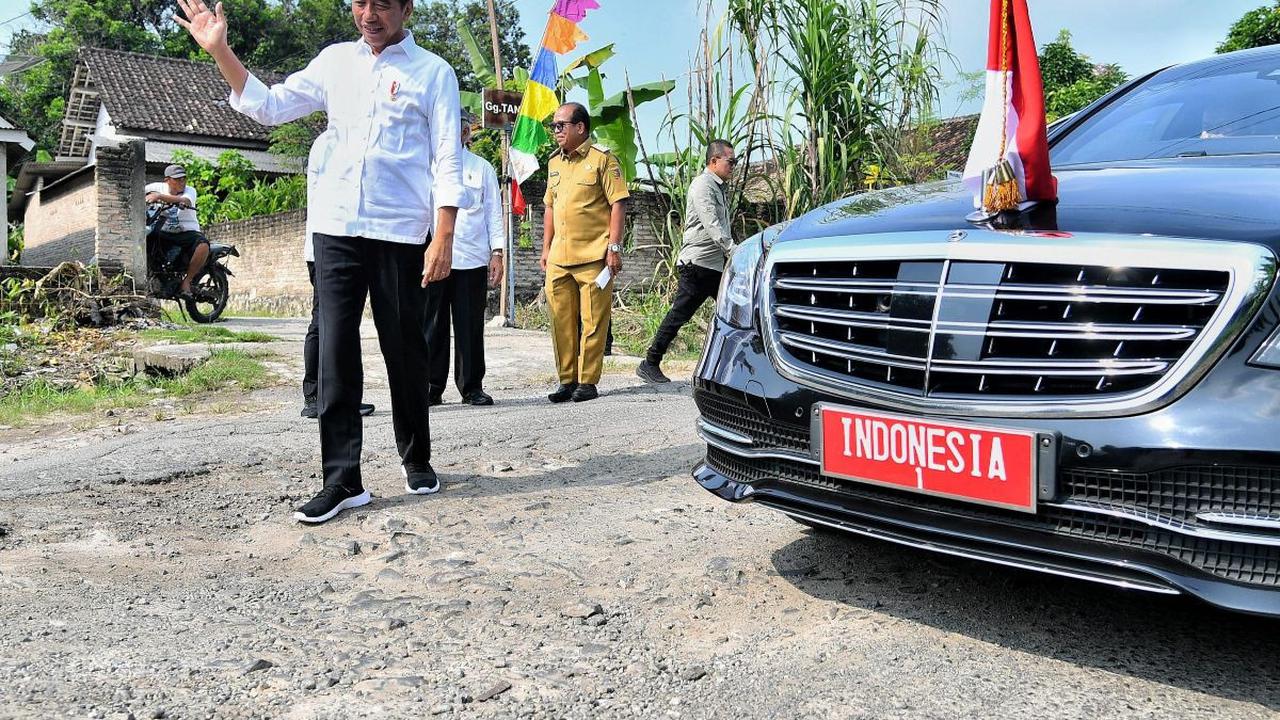 Presiden Joko Widodo atau Jokowi melakukan kunjungan kerja di&nbsp;Kabupaten Lampung Selatan, Lampung, Kamis (11/7/2024). Dalam perjalanan dari RSUD Bob Bazar menuju Desa Bandan Hurip, rombongan kendaraan Presiden Jokowi tiba-tiba berhenti mendadak.&nbsp;