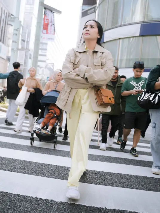 Padu padan outfitnya simpel, namun tetap terlihat modis dan berkelas. [Foto: IG/raffinagita1717].