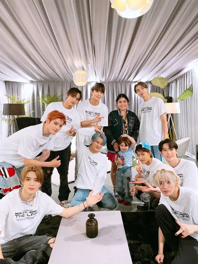 Mali, Ibunya, dan NCT 127 Berfoto di Belakang Panggung.