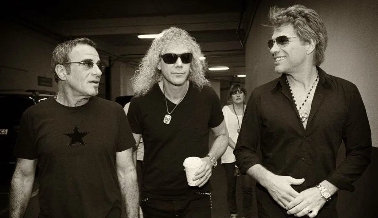 Tentu saja hal itu bukanlah tanpa strategi. Hal ini terjadi karena trik yang dilakukan untuk konser. (instagram/bonjovi)