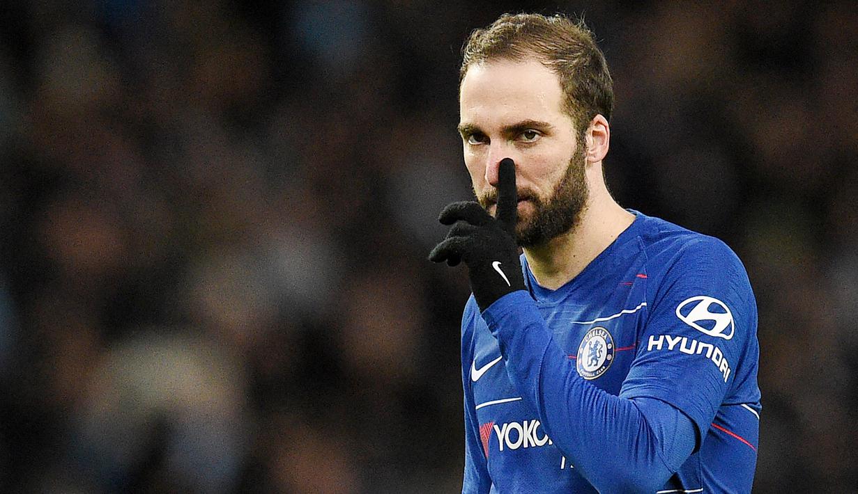 Pemain asal Argentina tersebut tak mampu berbuat banyak bersama The Blues. Gonzalo Higuain hanya mencetak lima gol dari 18 pertandingan di semua kompetisi. Mantan pemain Napoli itu hanya bertahan selama enam bulan di London dan akhirnya memutuskan kembali ke Juventus pada akhir musim. (AFP/Oli Scarff)