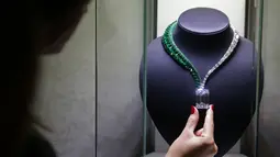 File foto pada 3 Oktober 2017 memperlihatkan sebuah kalung dengan nama Art of the GRISOGONO, Creation 1 di rumah lelang Christie di London. Kalung itu memiliki berlian segi empat dengan berat 163,41 karat di bagian tengahnya. (Daniel LEAL-OLIVAS/AFP)