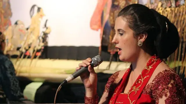 Berduka dengan Kepergian Didi Kempot, Bule Sinden Megan O Donoghue Nyanyikan Lagu Ini
